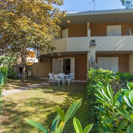 Terraced House With Garden And Pools 公寓