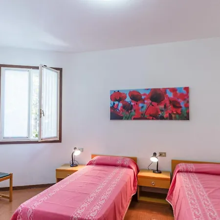 Terraced House With Garden And Pools 公寓